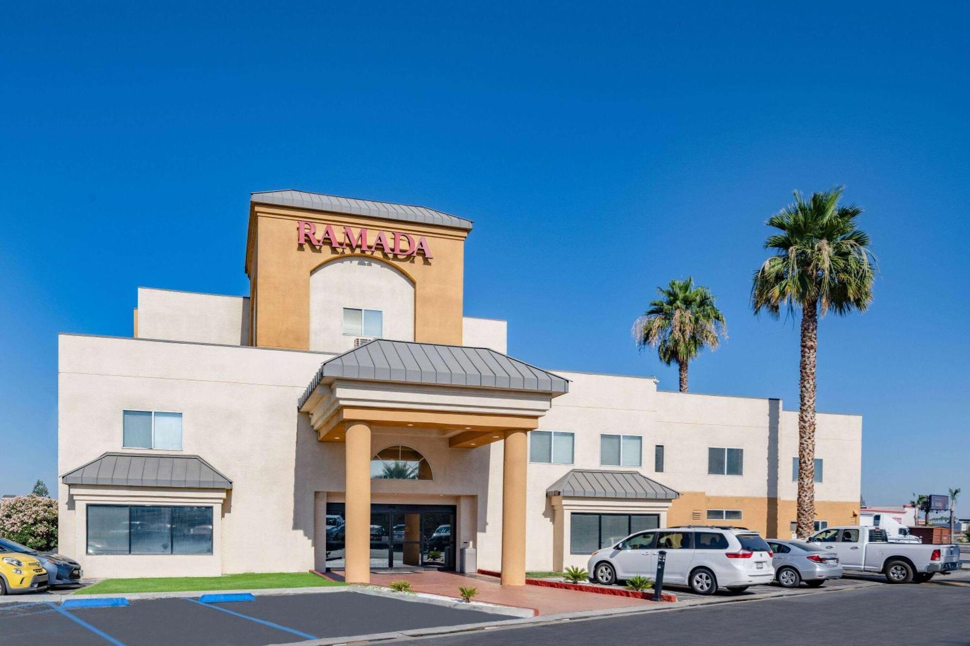 Ramada By Wyndham Bakersfield Hotel Exterior foto
