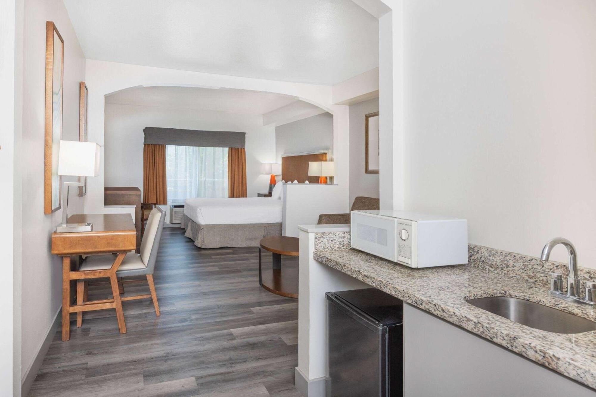 Ramada By Wyndham Bakersfield Hotel Exterior foto