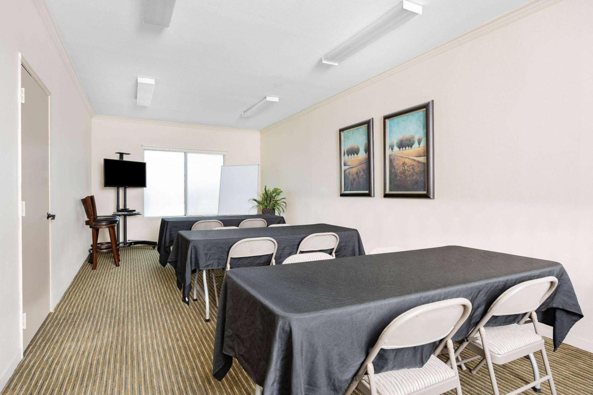 Ramada By Wyndham Bakersfield Hotel Exterior foto