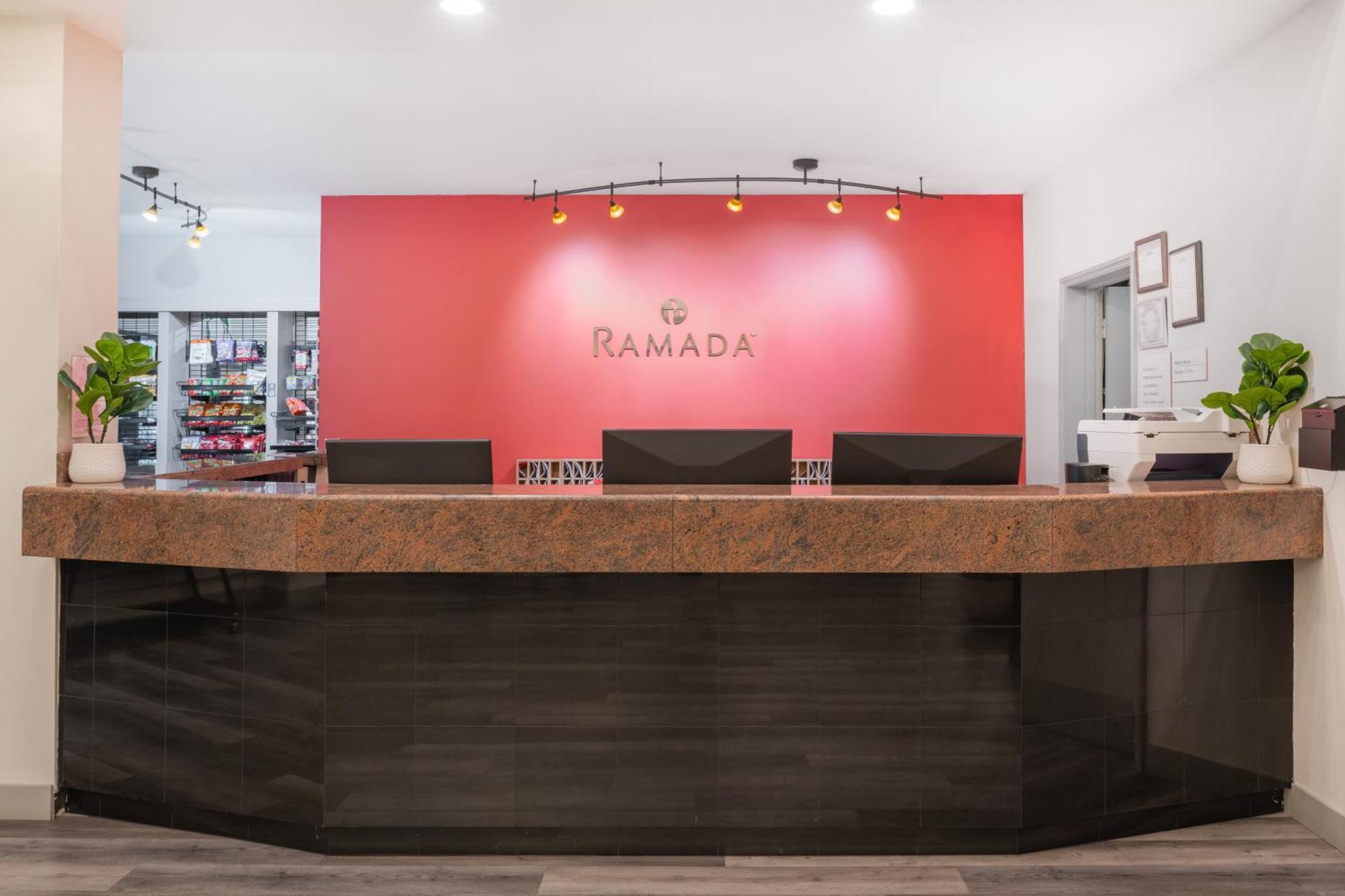 Ramada By Wyndham Bakersfield Hotel Exterior foto