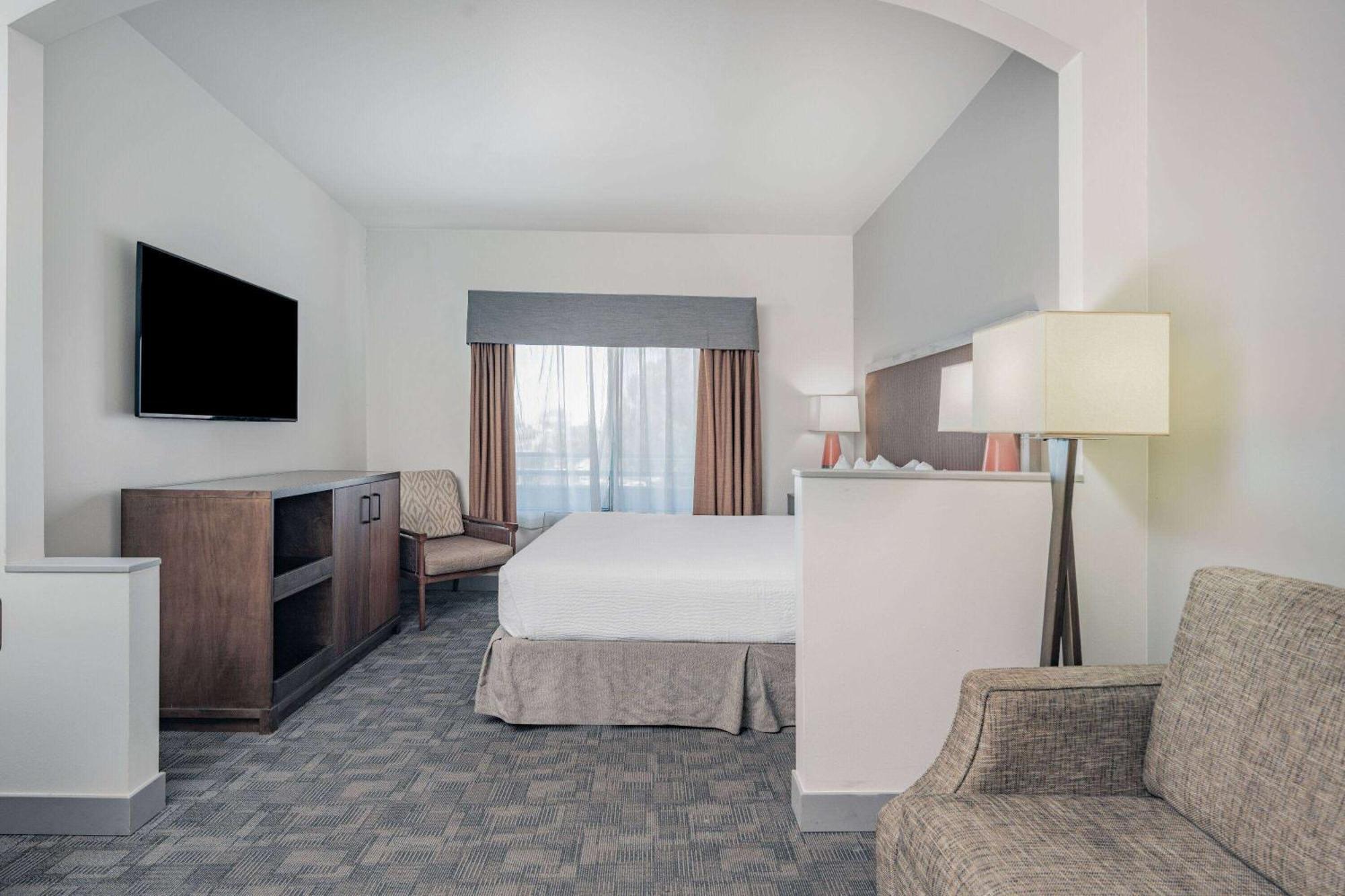 Ramada By Wyndham Bakersfield Hotel Exterior foto
