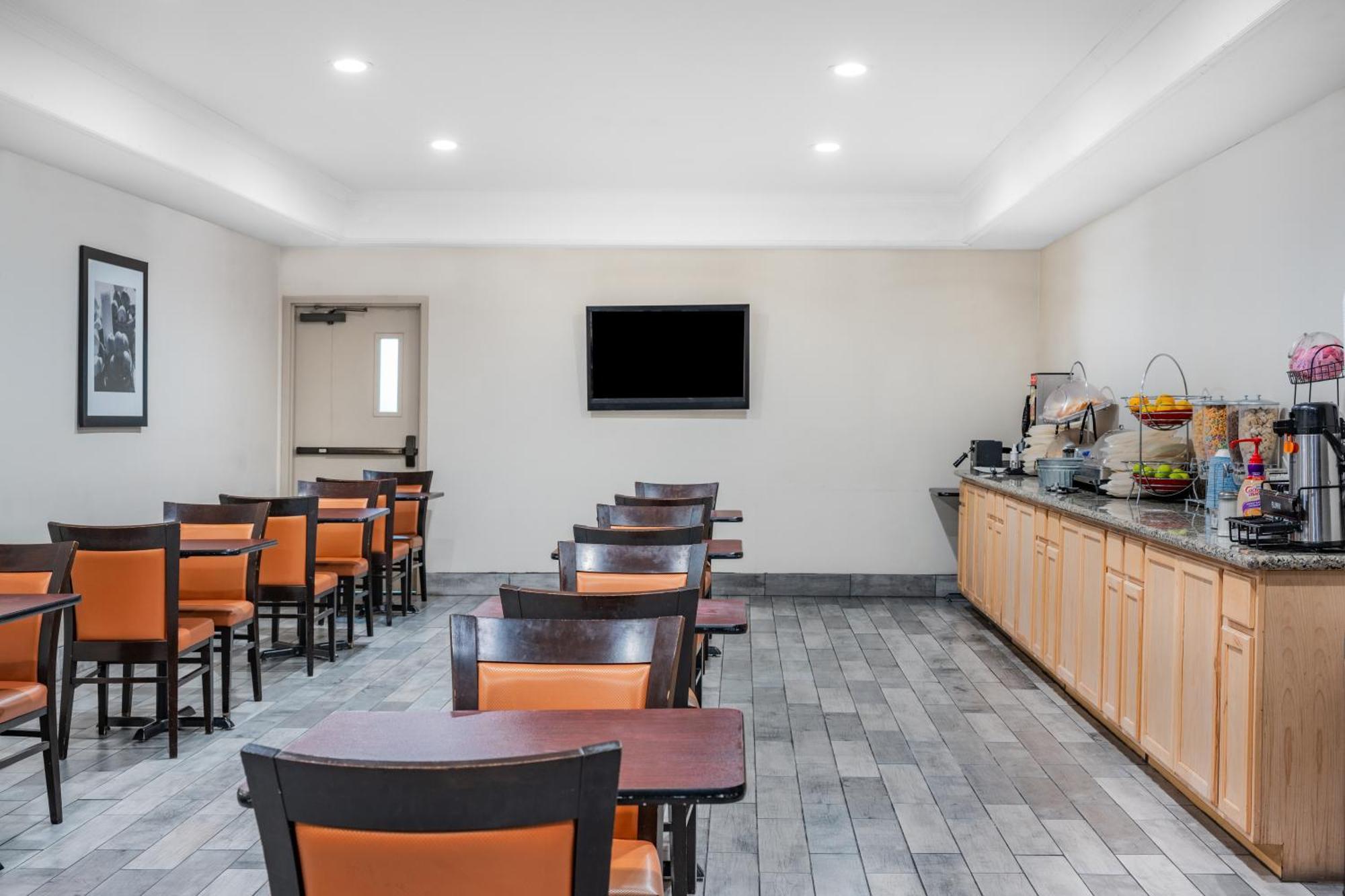 Ramada By Wyndham Bakersfield Hotel Exterior foto