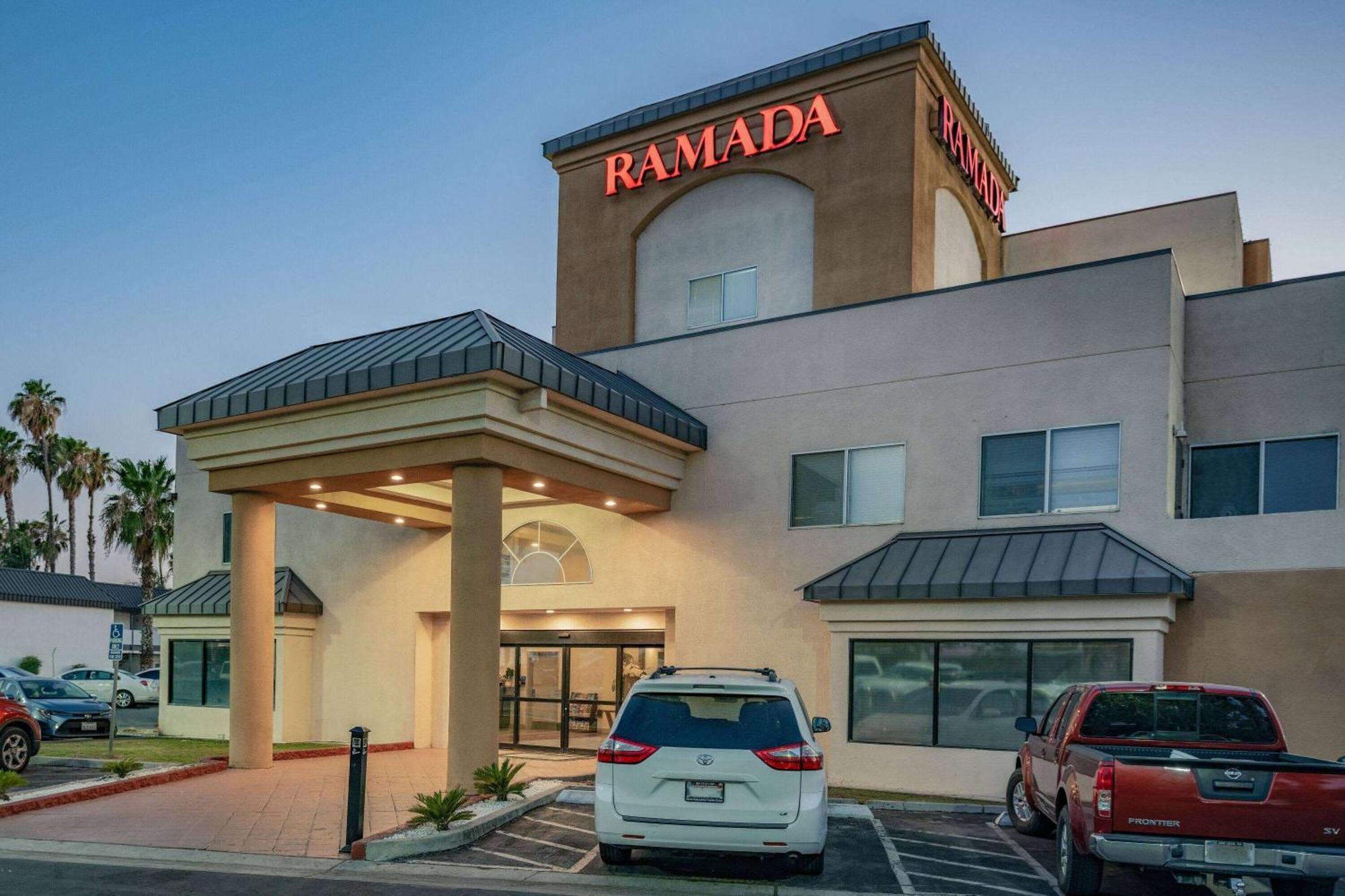 Ramada By Wyndham Bakersfield Hotel Exterior foto