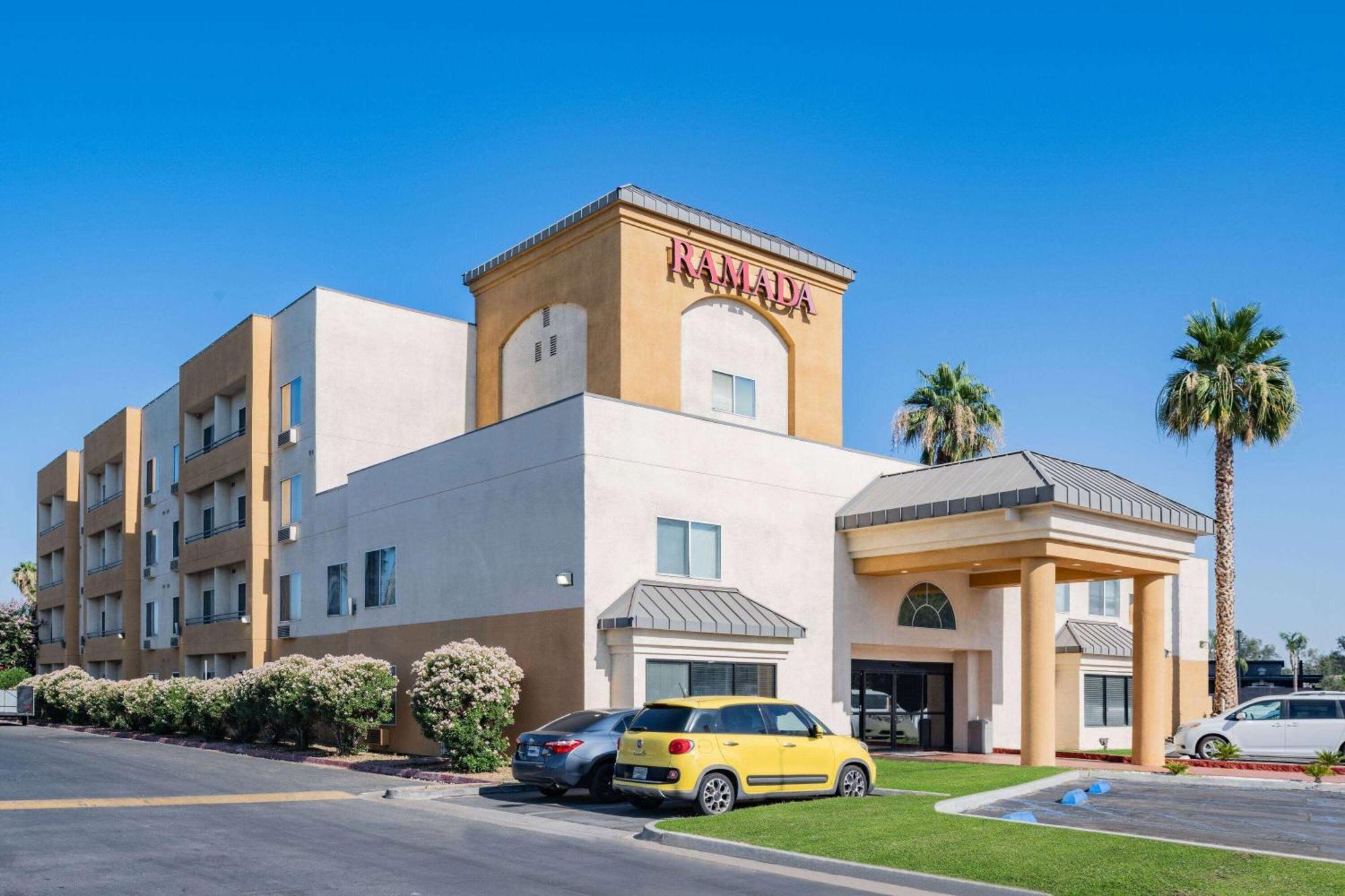 Ramada By Wyndham Bakersfield Hotel Exterior foto