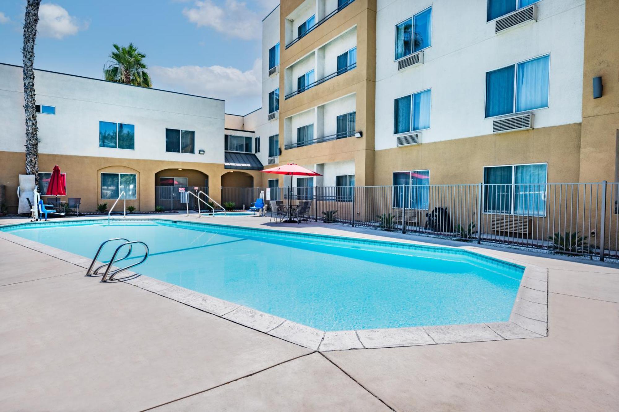 Ramada By Wyndham Bakersfield Hotel Exterior foto